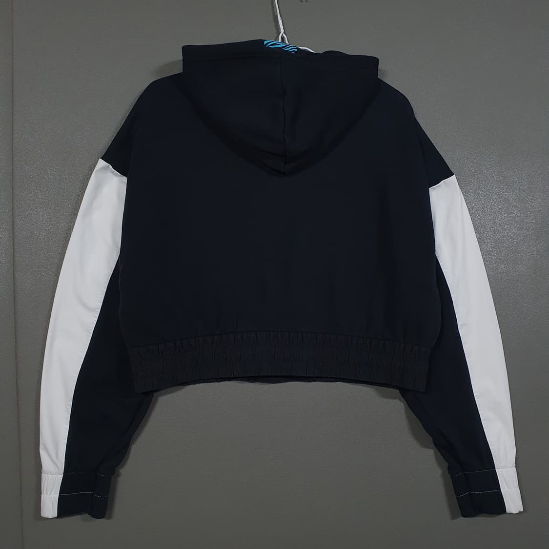 나이키 신형 NSW 아이콘 클래쉬 크롭 맨투맨 스웻셔츠 검흰 범고래 여성 상품이미지10