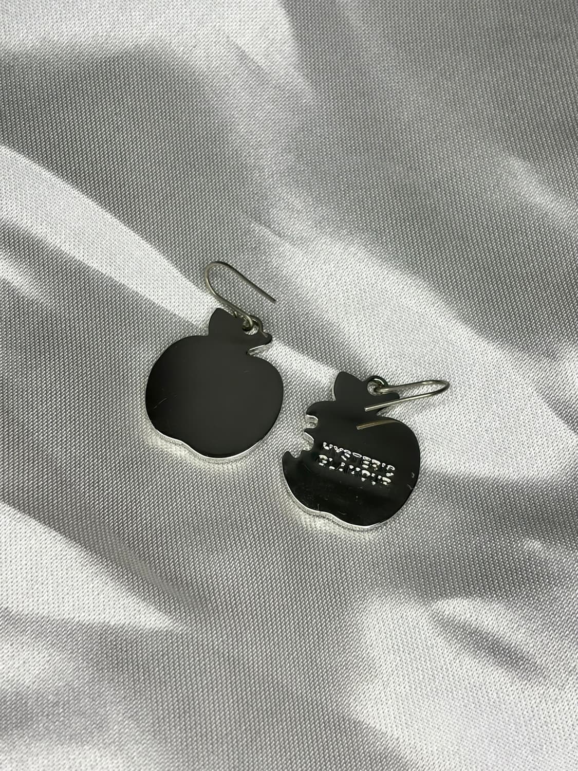 히스테릭 글래머 애플 스컬 귀걸이 블랙  💀🍎 상품이미지2