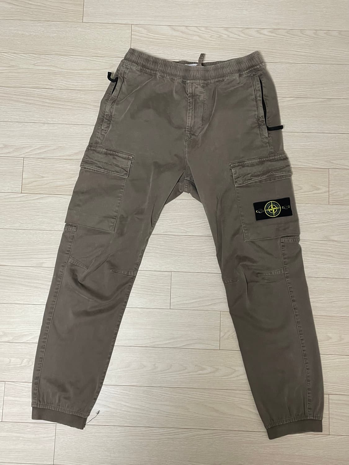 [ 30 ] 24fw 스톤아일랜드 와펜패치 카고팬츠 밴딩 머드 상품이미지1