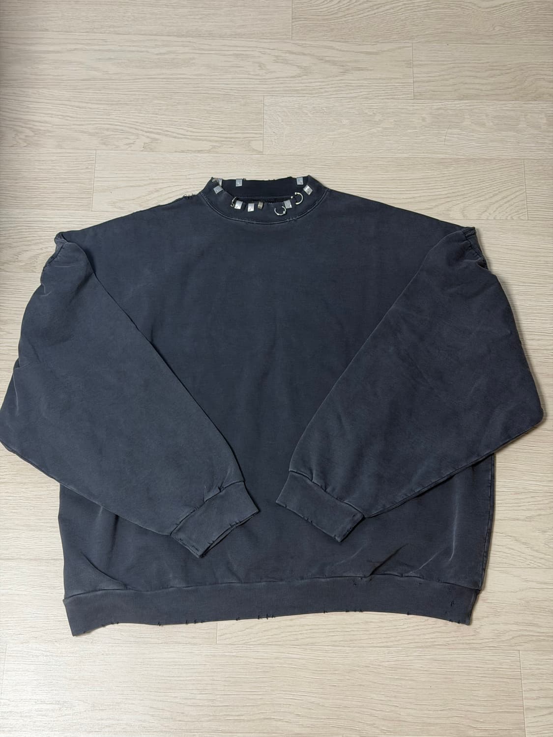 발렌시아가 피어싱 맨투맨 스웻셔츠 상품이미지1