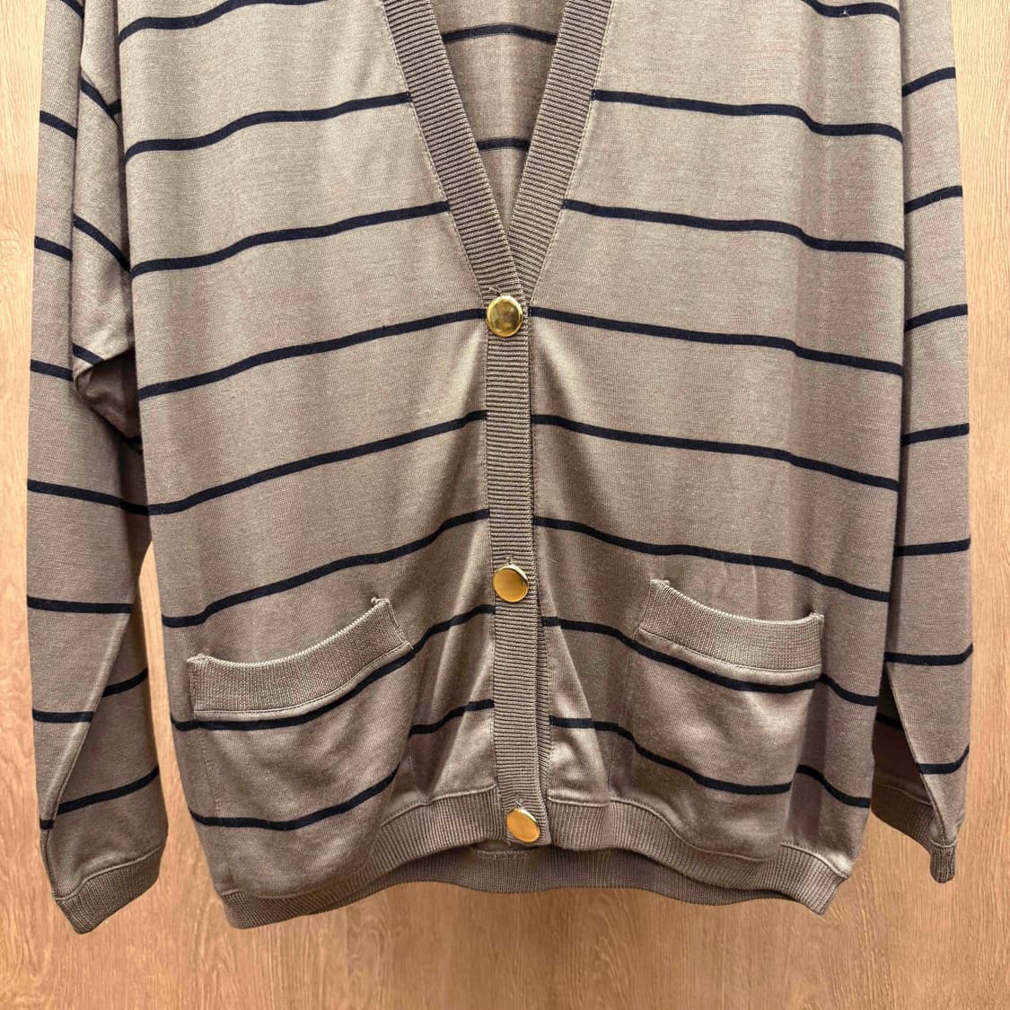 지방시 파리 스트라이프 패턴 브이넥 가디건 골드 버튼 디테일 브라운 상품이미지5