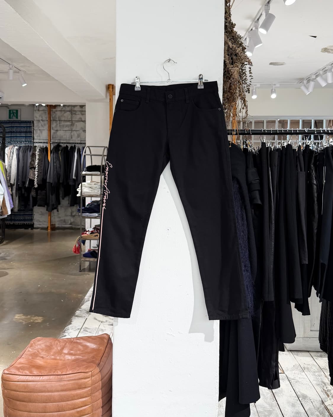 엠포리오 아르마니 블랙 자수 스트레이트 진 상품이미지1