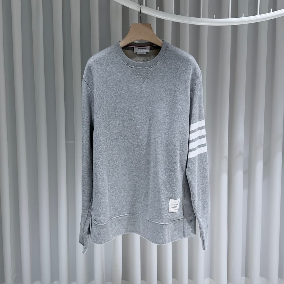 (A+/7) / 톰브라운 사선완장 클래식 그레이 맨투맨 상품이미지1