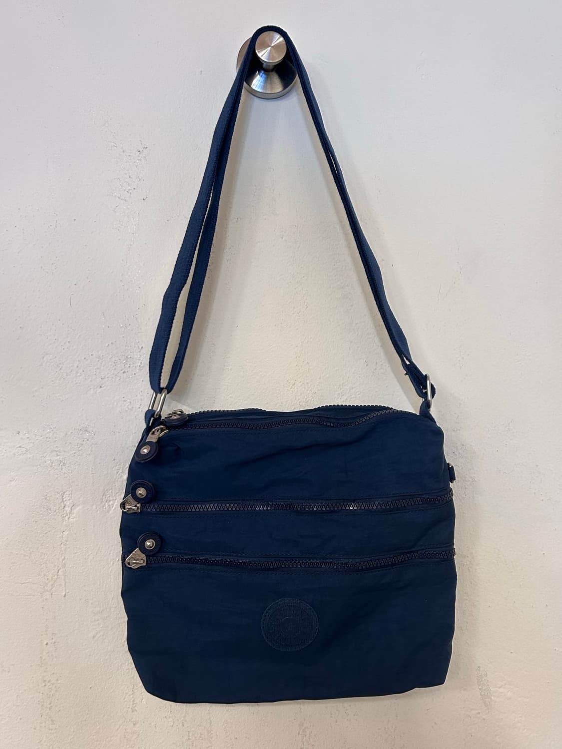 키플링 네이비 크로스백 상품이미지1