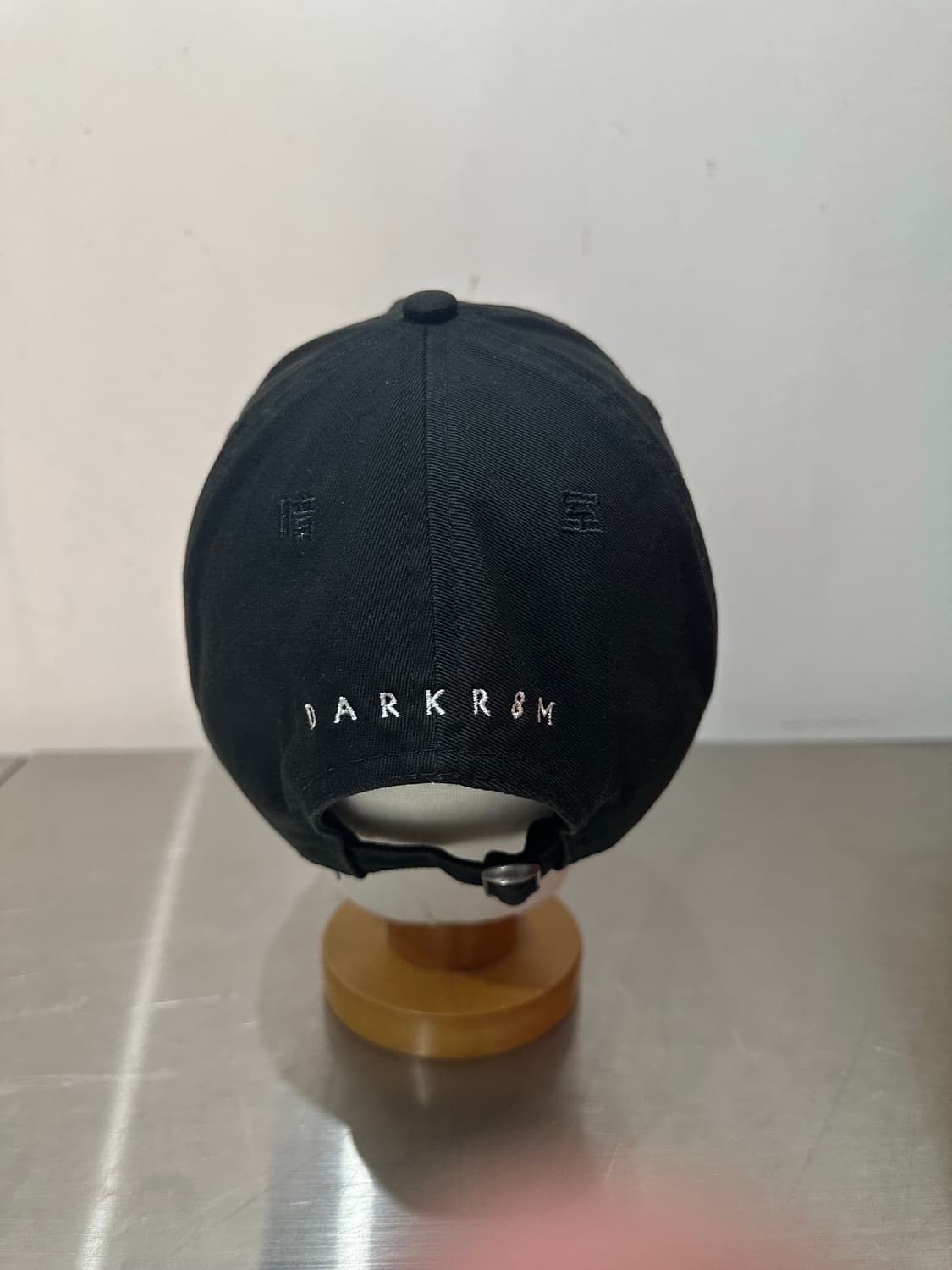 다크룸 뉴에라 언스트럭쳐 볼캡 블랙 팝니다! 상품이미지7