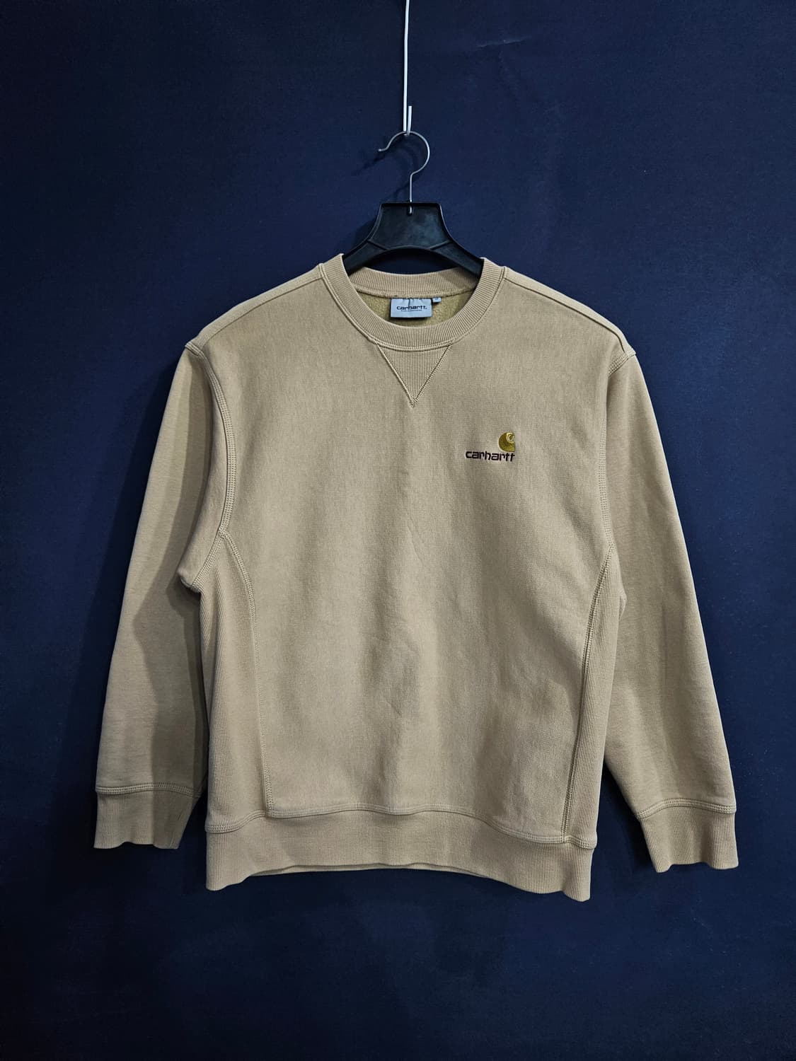 칼하트 자수로고 베이지 남성 세미오버핏 95 기모 맨투맨  상품이미지1