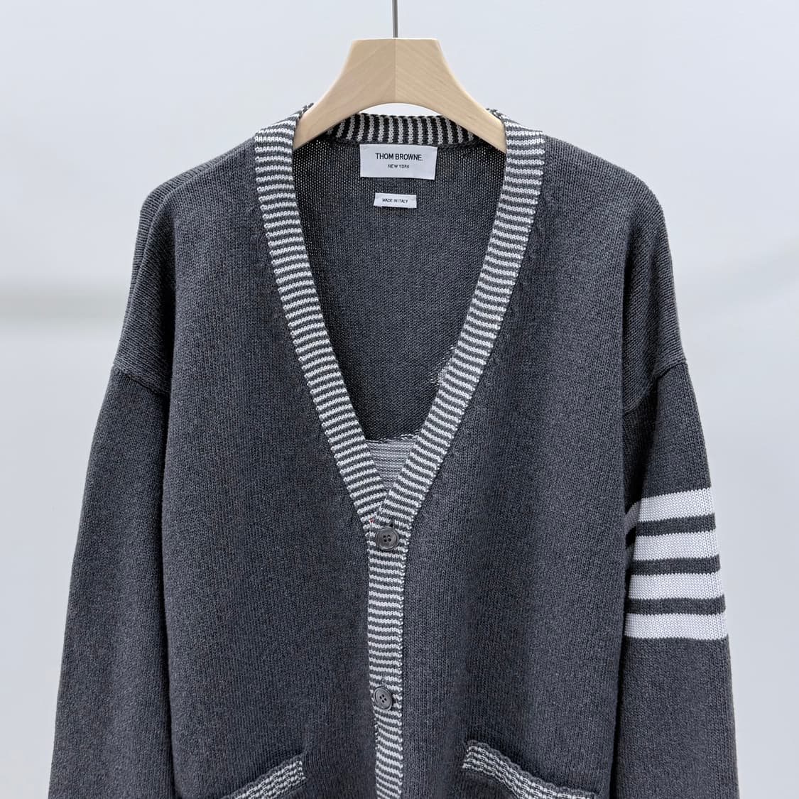 [S+급/5] 톰브라운 사선완장 헥터 인타르시아 가디건 그레이 상품이미지3