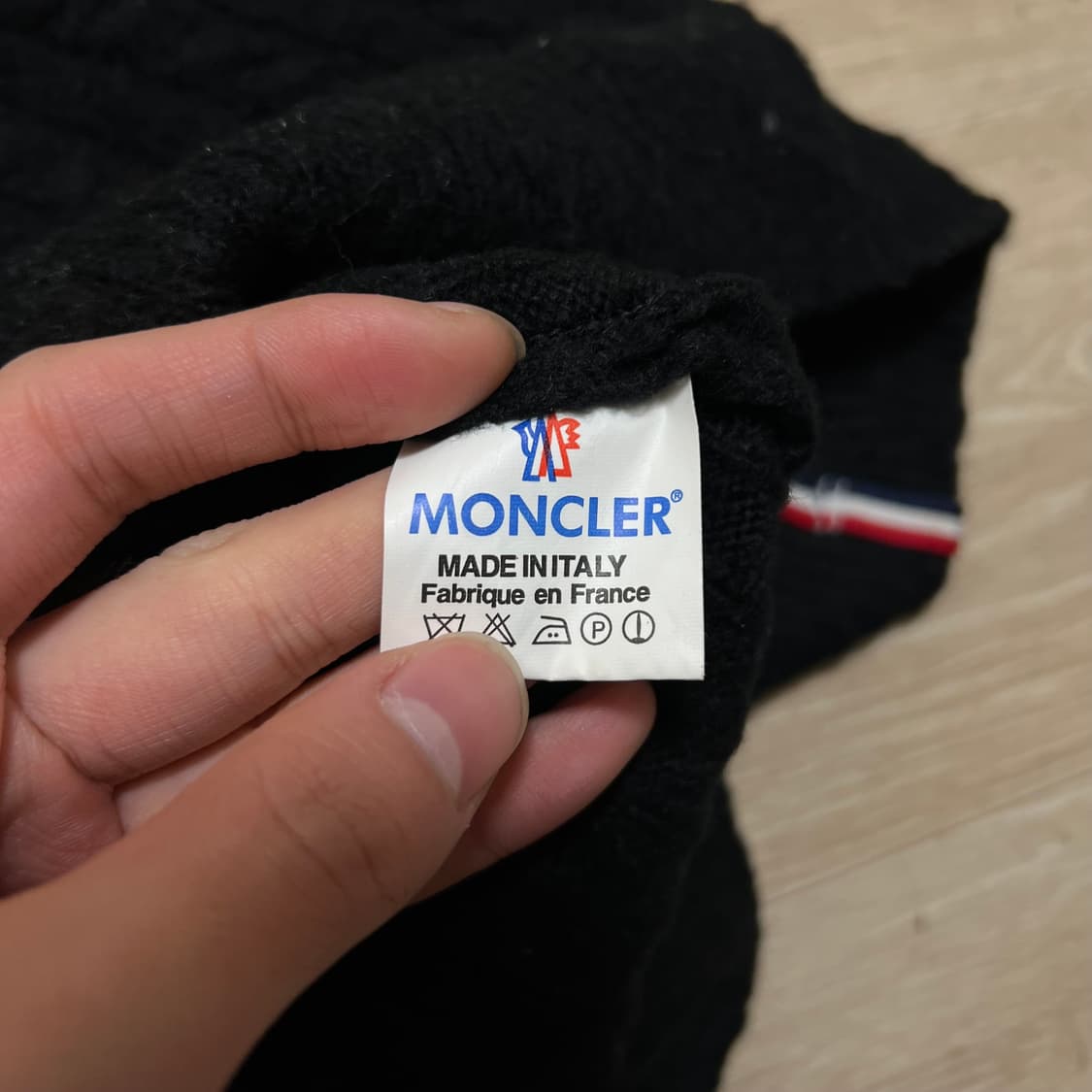 몽클레어 여성 시그니처 와펜 꽈배기 케이블 니트 원피스 [블랙] 1사이즈 상품이미지6