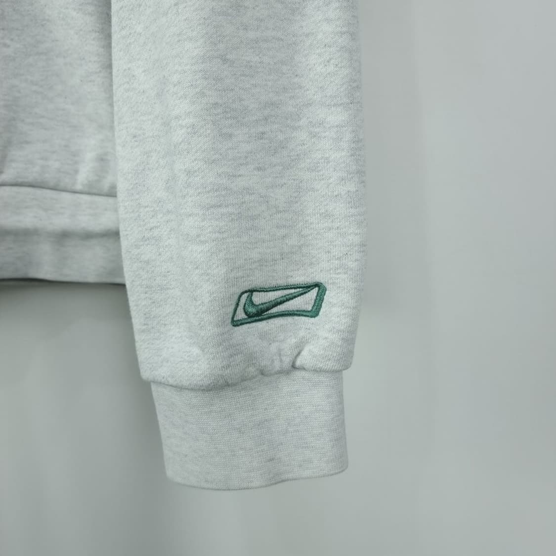 [나이키] 로고 자수 오버핏 맨투맨 아이보리 M19696 상품이미지6