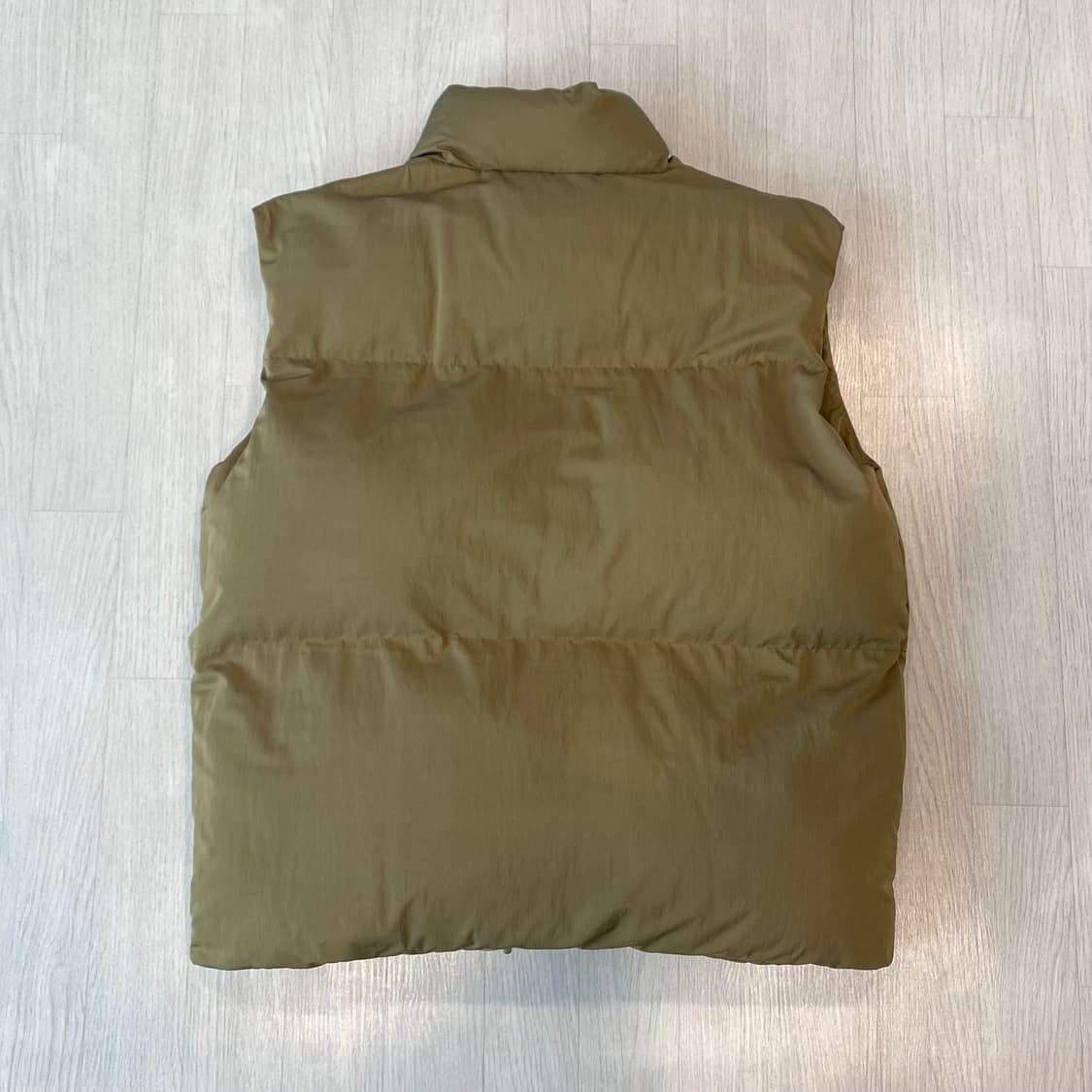 [새상품] 데이 크롭 푸퍼 패딩 베스트 카키 베이지  상품이미지6