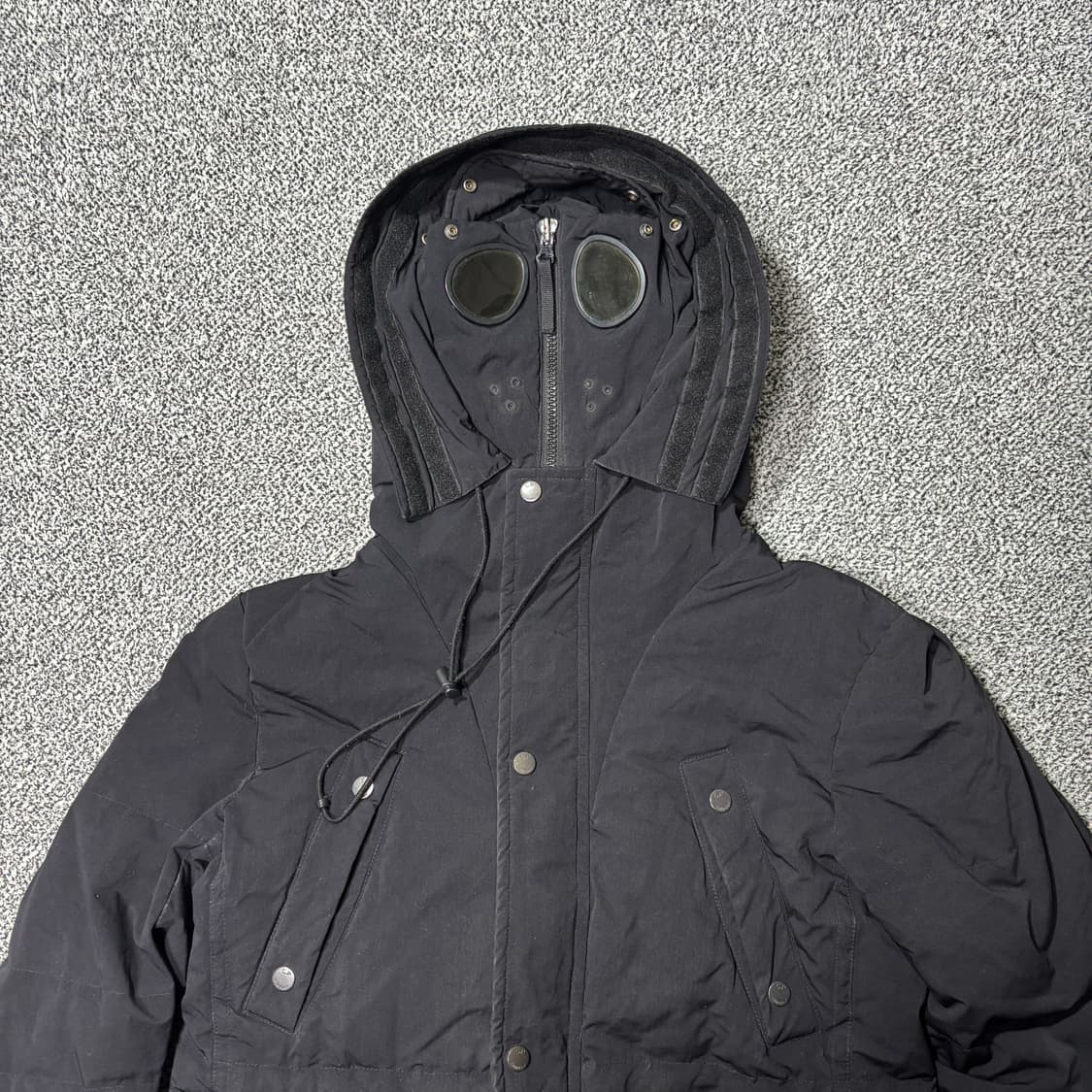 CP 컴퍼니 렌즈 다운 패딩 블랙 (105) 상품이미지2