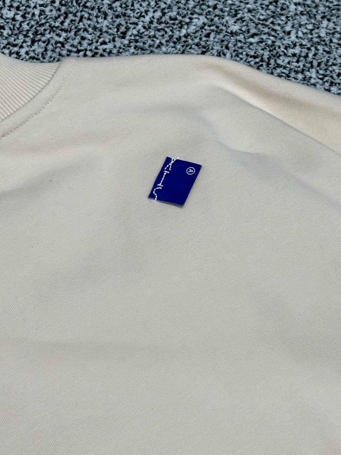 아더에러 레터링 아이보리색 맨투맨 상품이미지7