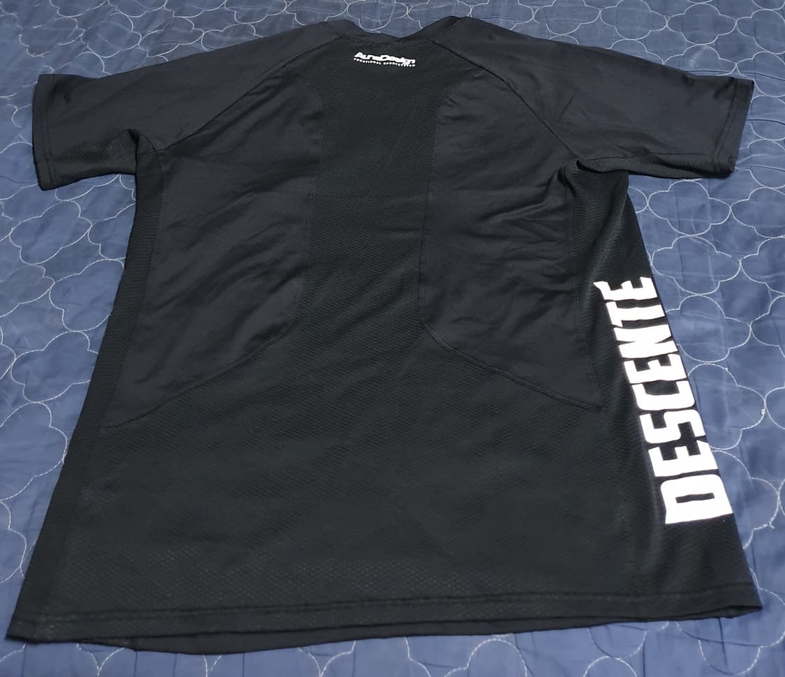 데상트 기능성 반팔티 블랙 (XL) 상품이미지2