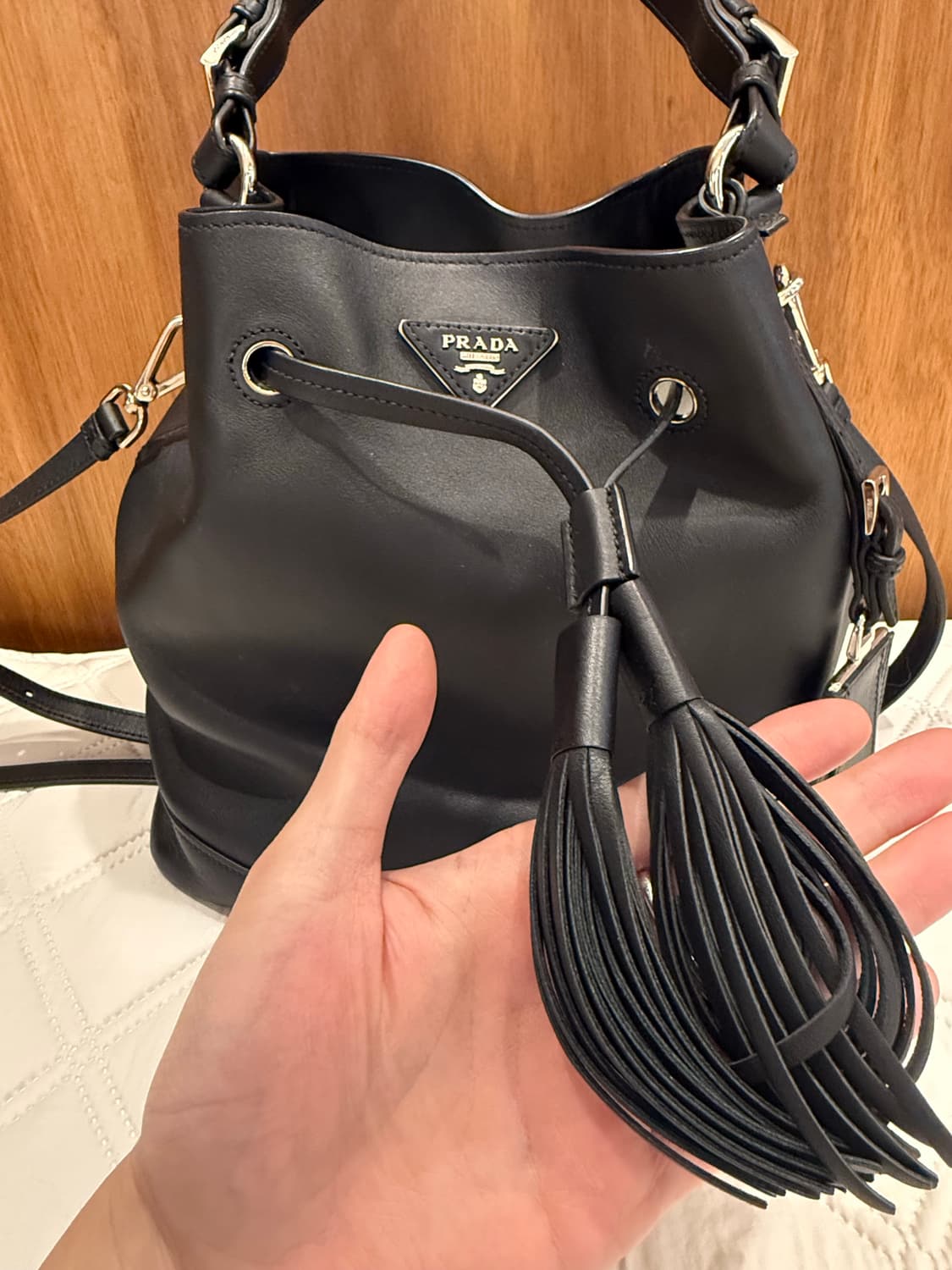PRADA BR5069 블랙 레더 버킷 테슬 토트백 상품이미지4