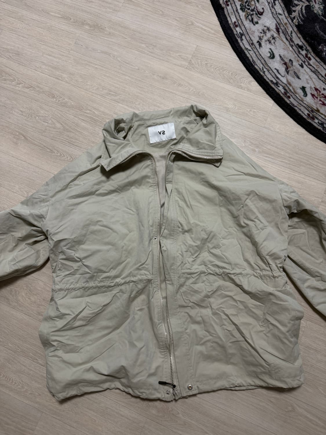 브이투 베이지색 피쉬테일 바람막이 자켓 상품이미지1