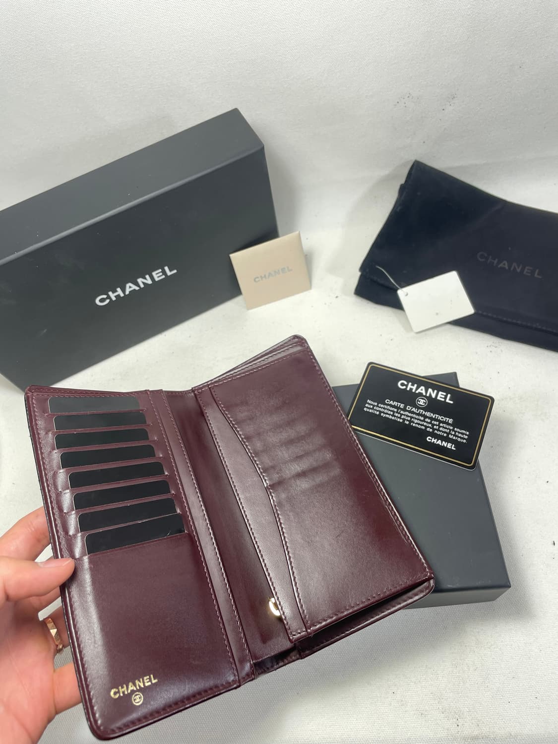 [새상품급,풀구성] 샤넬 클래식 플랩 장지갑 캐비어 금장 블랙


 상품이미지7