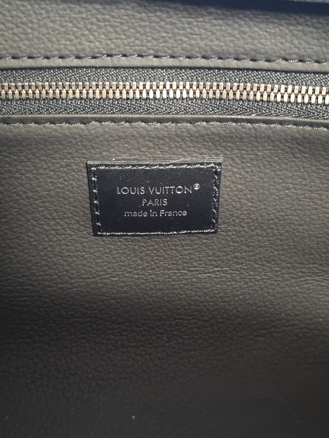 [25년] 루이비통 돕키트 토일렛 파우치 클러치 모노그램 이클립스 상품이미지7