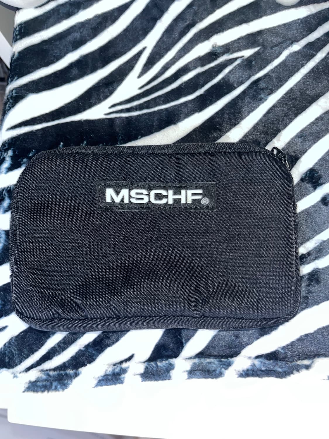 미스치프 롬버스 플랫 파우치 블랙 상품이미지2