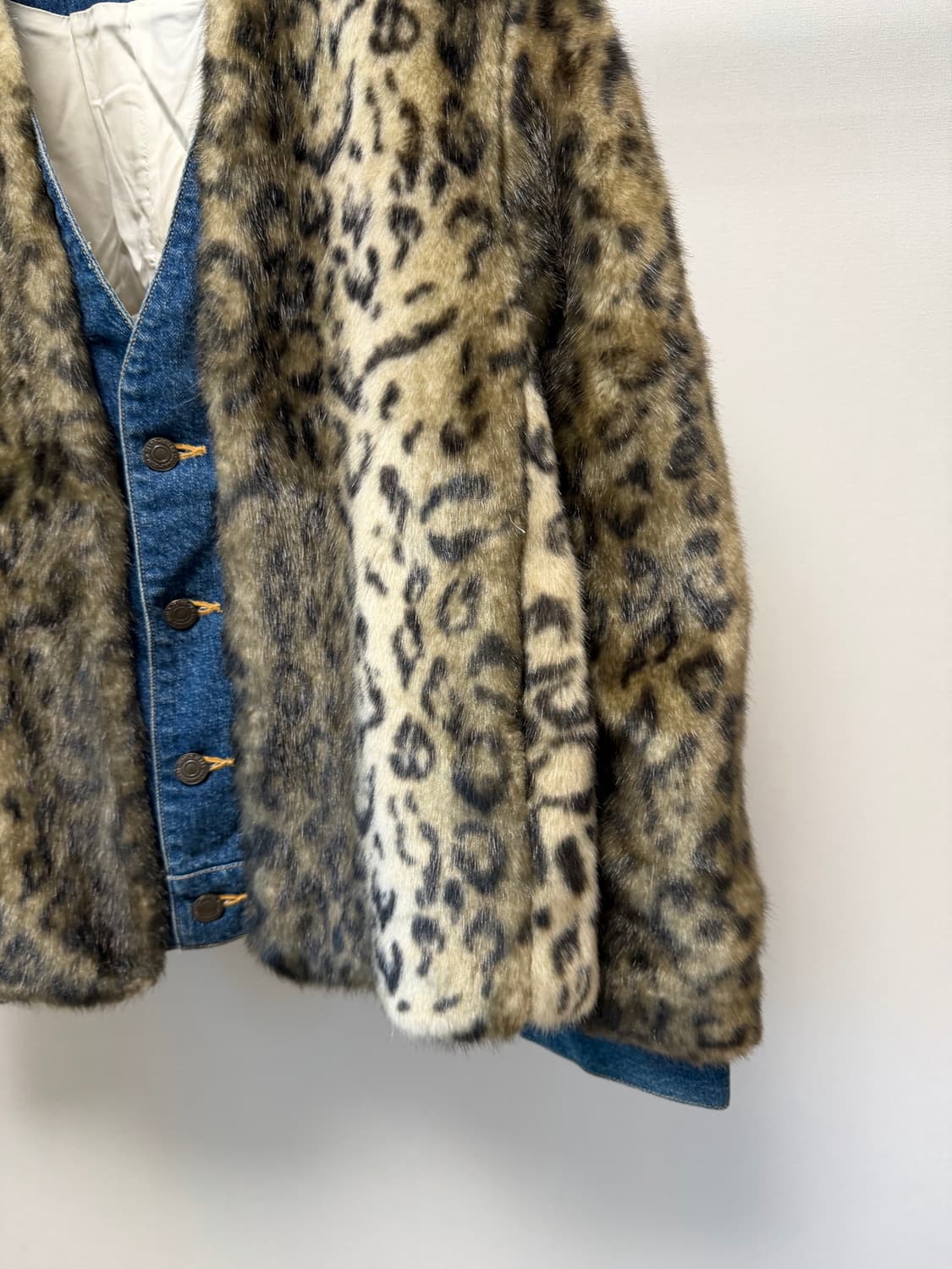 TOGA PULLA Leopard Faux Fur Denim Jacket 상품이미지3