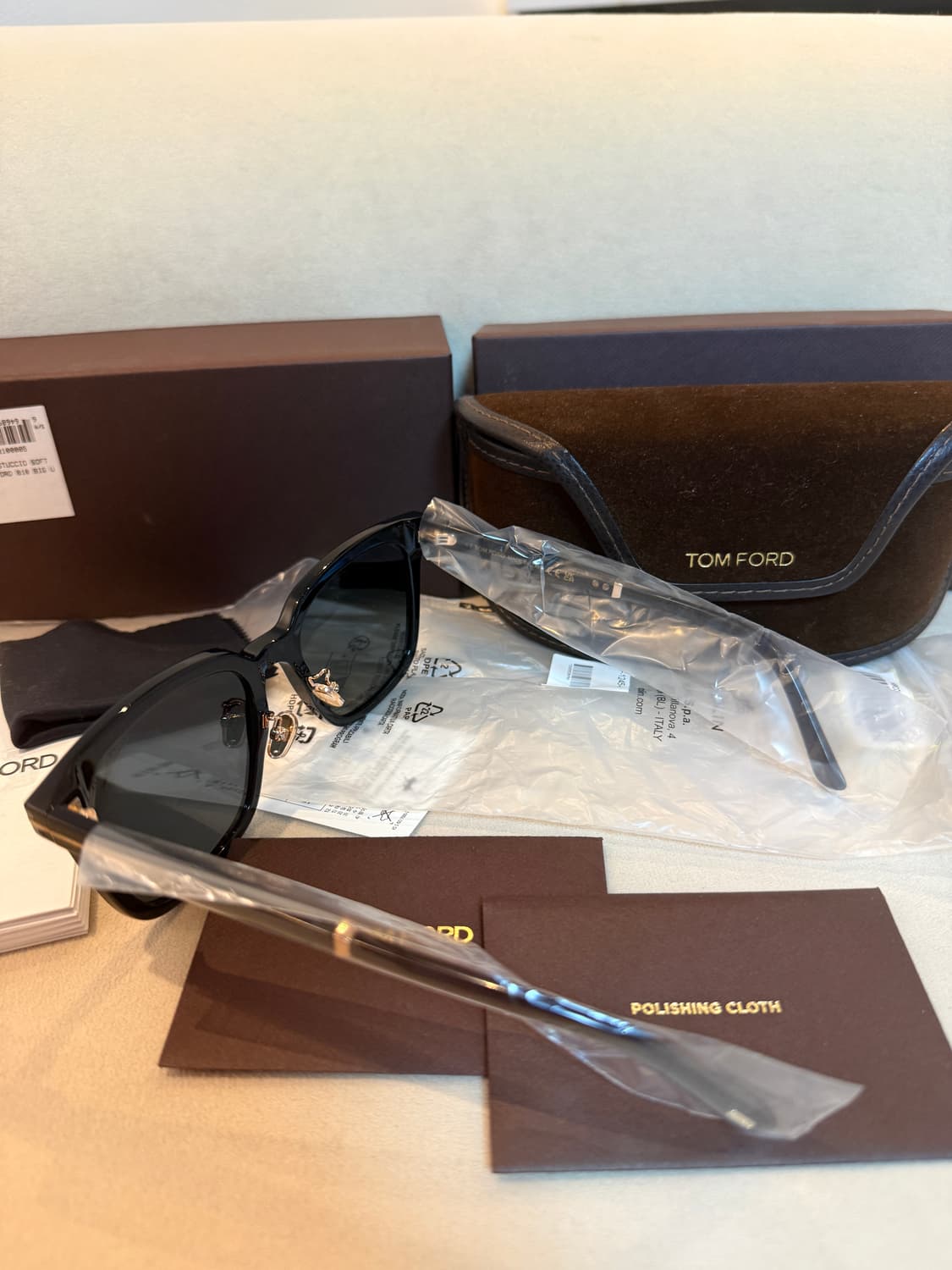 톰포드 tf1245K-01A 블랙 선글라스 풀세트입니다. 상품이미지2