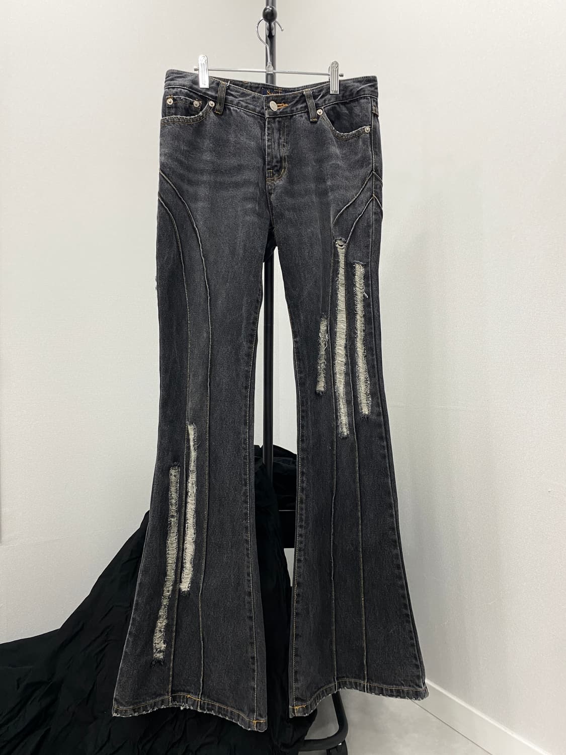 Distressed Bootcut Jeans 상품이미지4