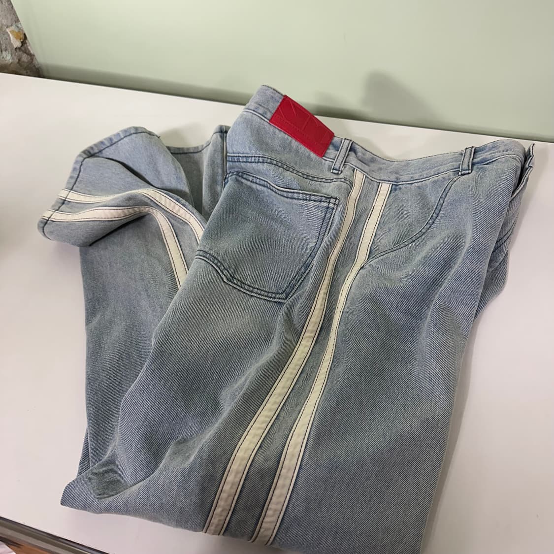 M 스컬프터 세미와이드 일자핏 연청워시드 사이드라인 데님팬츠 상품이미지1