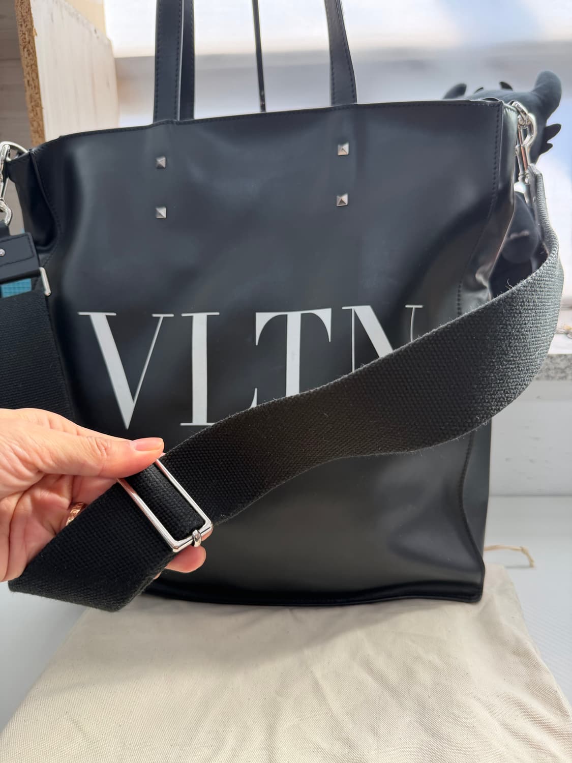 정품) 발렌티노 남성 VLTN 블랙 쇼퍼백 숄더백 상품이미지2