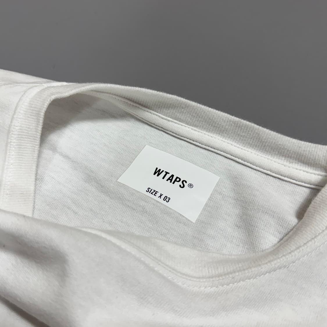 더블탭스(WTAPS) 화이트컬러 닷 사이트 자수 로고 크루넥 반팔 상품이미지3