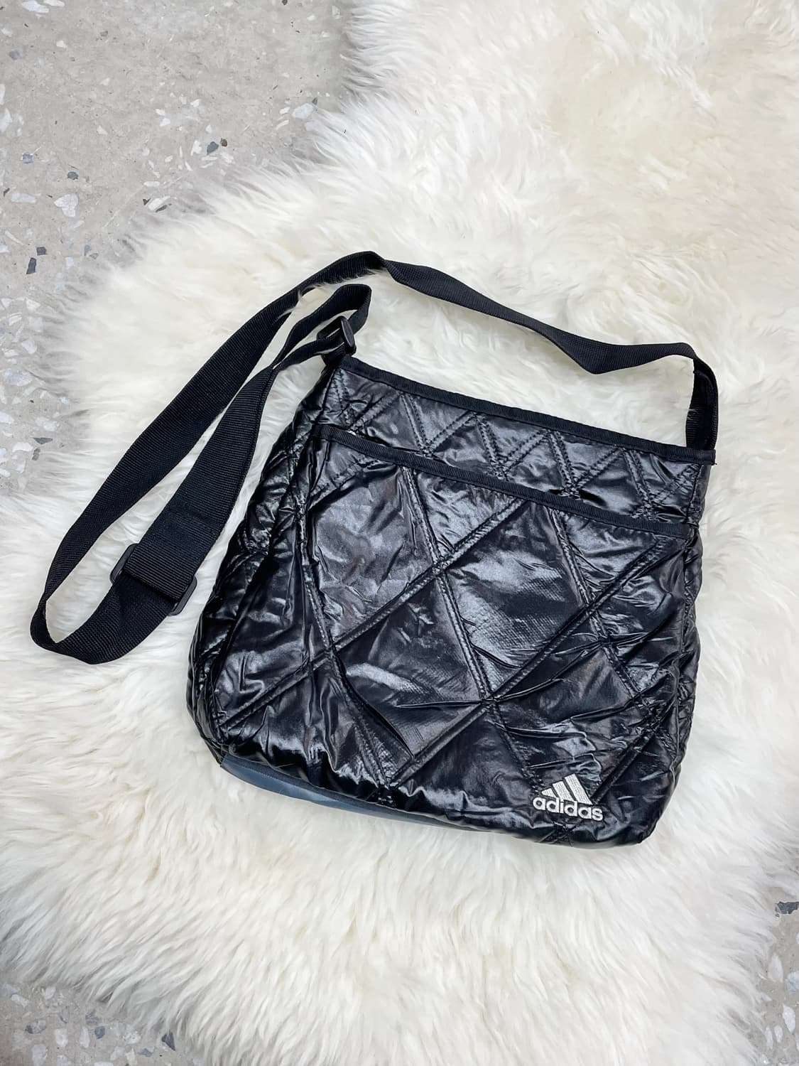 아디다스 로고 퀼팅 크로스백 상품이미지1