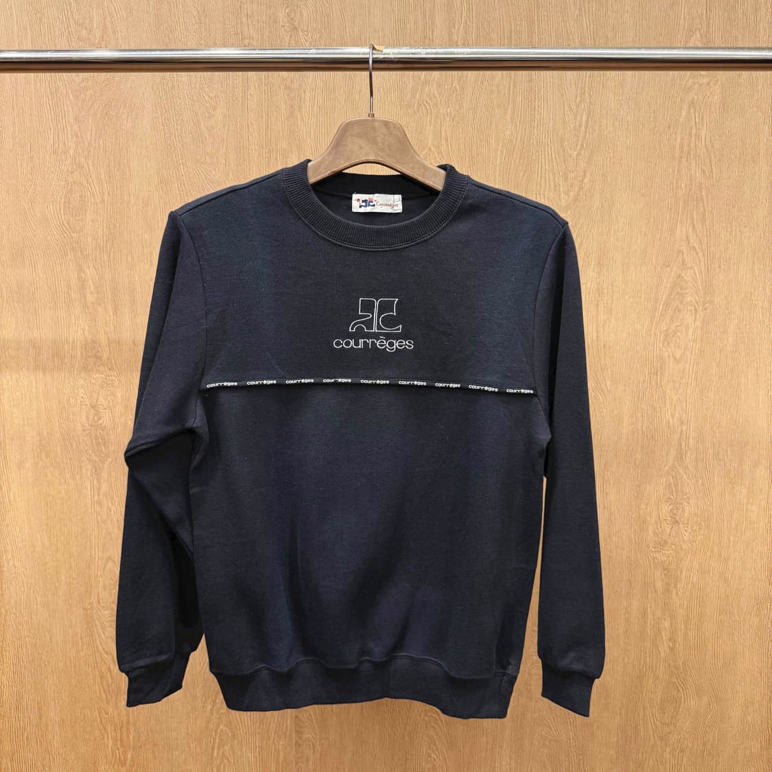 꾸레쥬 시그니처 로고 프린팅 맨투맨 스웻셔츠 배색 라인 블랙 상품이미지2