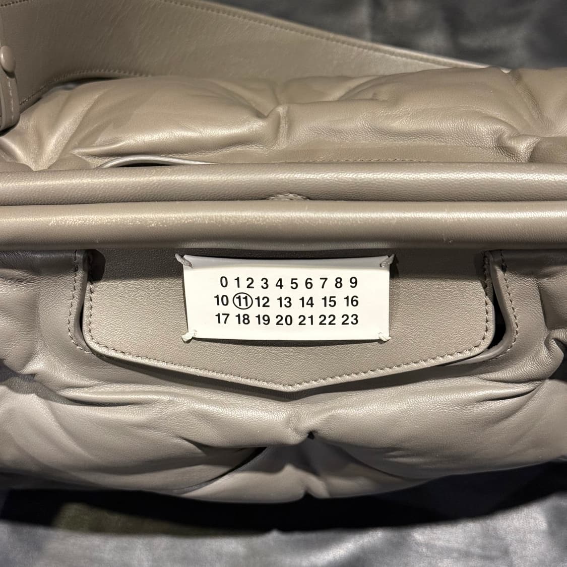 메종 마르지엘라 글램 슬램 미디움 레더 숄더백 그레이 상품이미지4