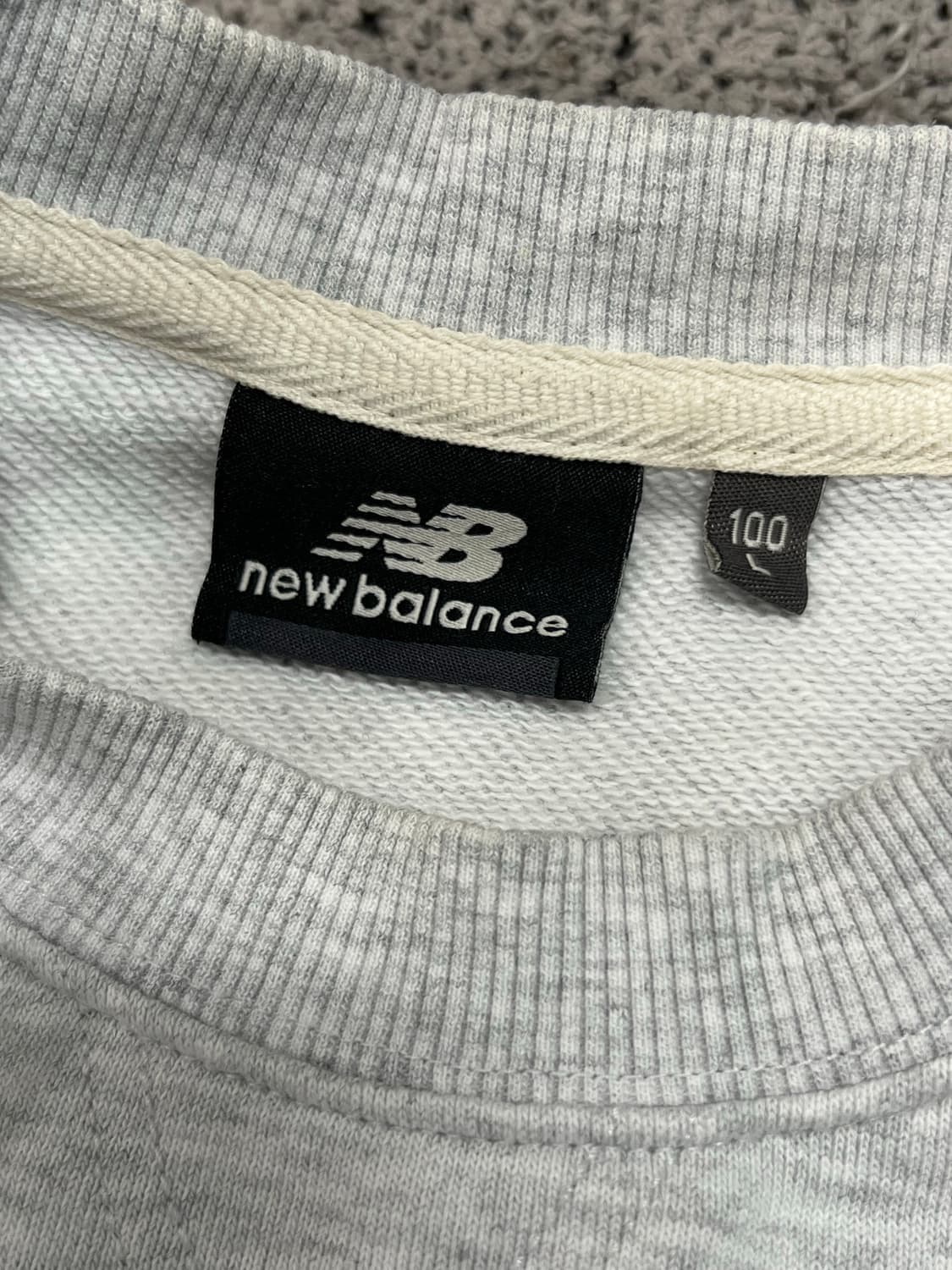 (100) 뉴발란스 스펠아웃 맨투맨 라이트그레이 상품이미지3