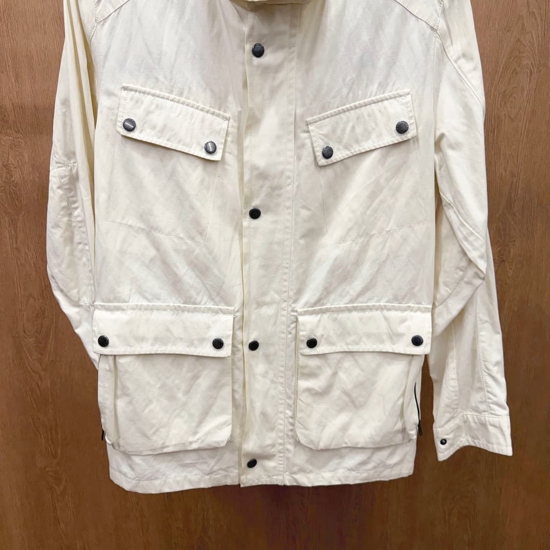 버버리 런던 하이넥 유틸리티 필드 자켓 사이드 벨트 버클 디테일 아이보리 상품이미지5