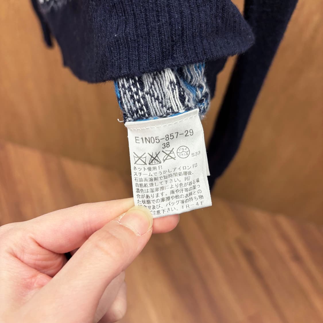 버버리 블루 라벨 라운드넥 니트 자카드 패턴 골드 버튼 디테일 네이비 상품이미지9