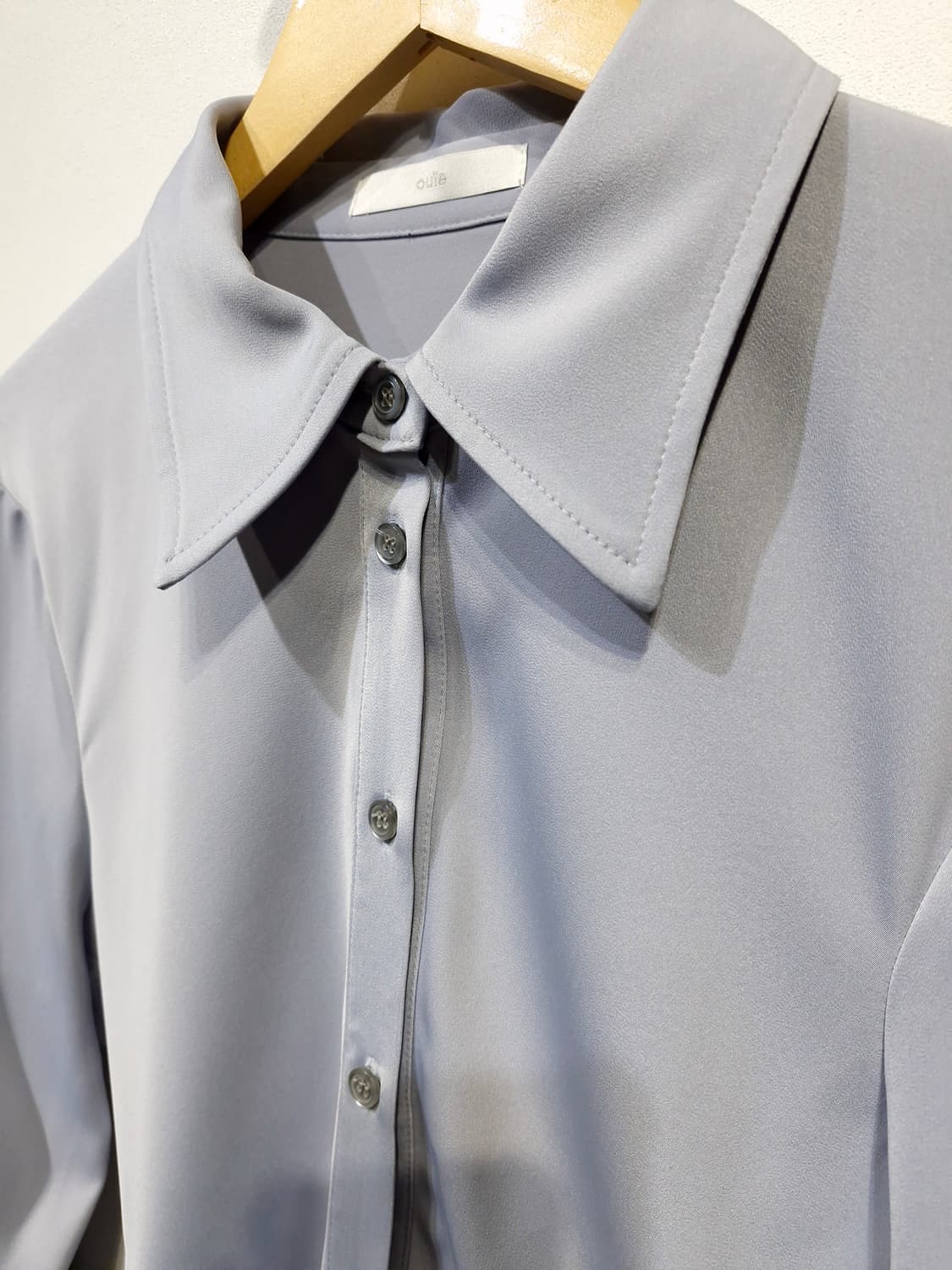 우이(OUIE) 오버숄더 슬림 셔츠 아이스블루 상품이미지6