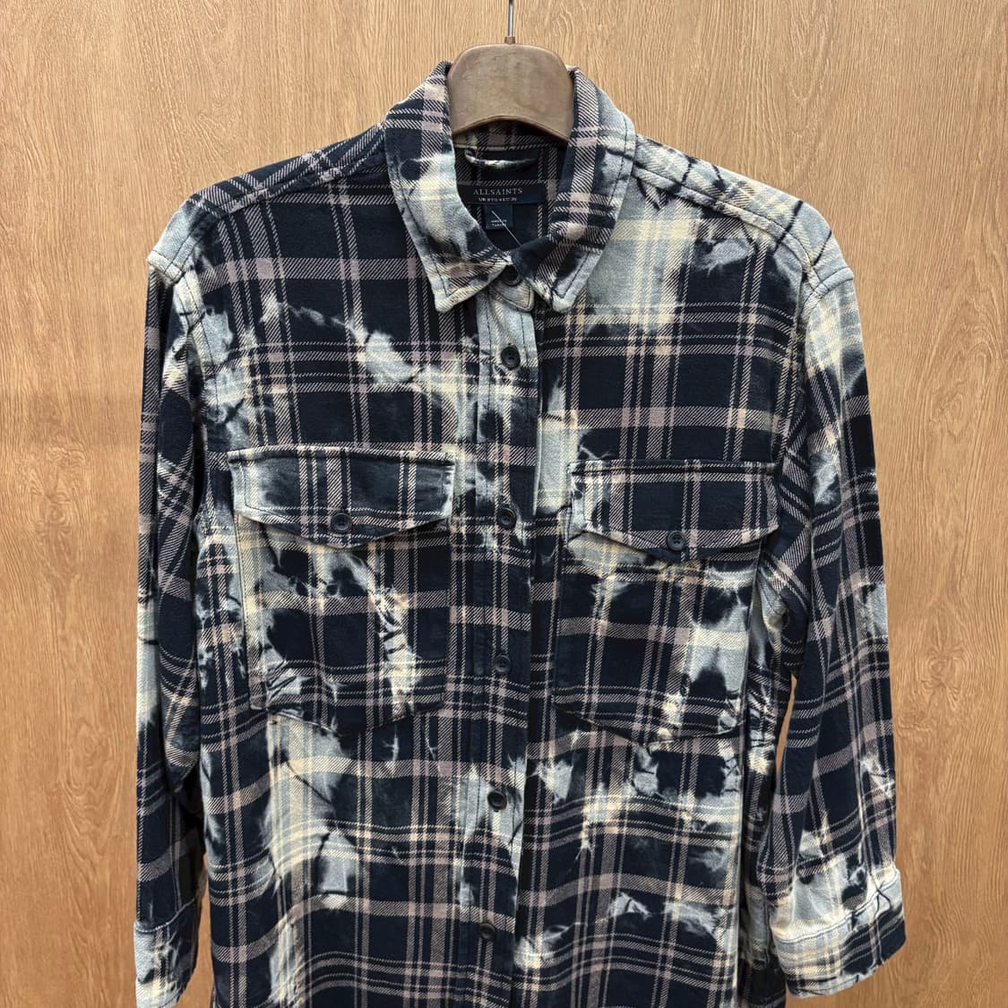 올세인츠 롱 셔츠 자켓 체크 패턴 블리치 워싱 플랩 포켓 디테일 블랙 상품이미지4