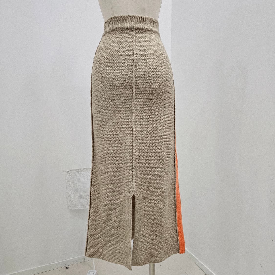 베이지 니트 오렌지 라인 포인트 롱스커트  상품이미지3