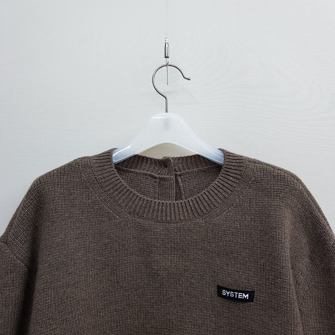 한섬 시스템 2024 울 블렌드 백버튼 크롭 니트 88-98-165사이즈 상품이미지2