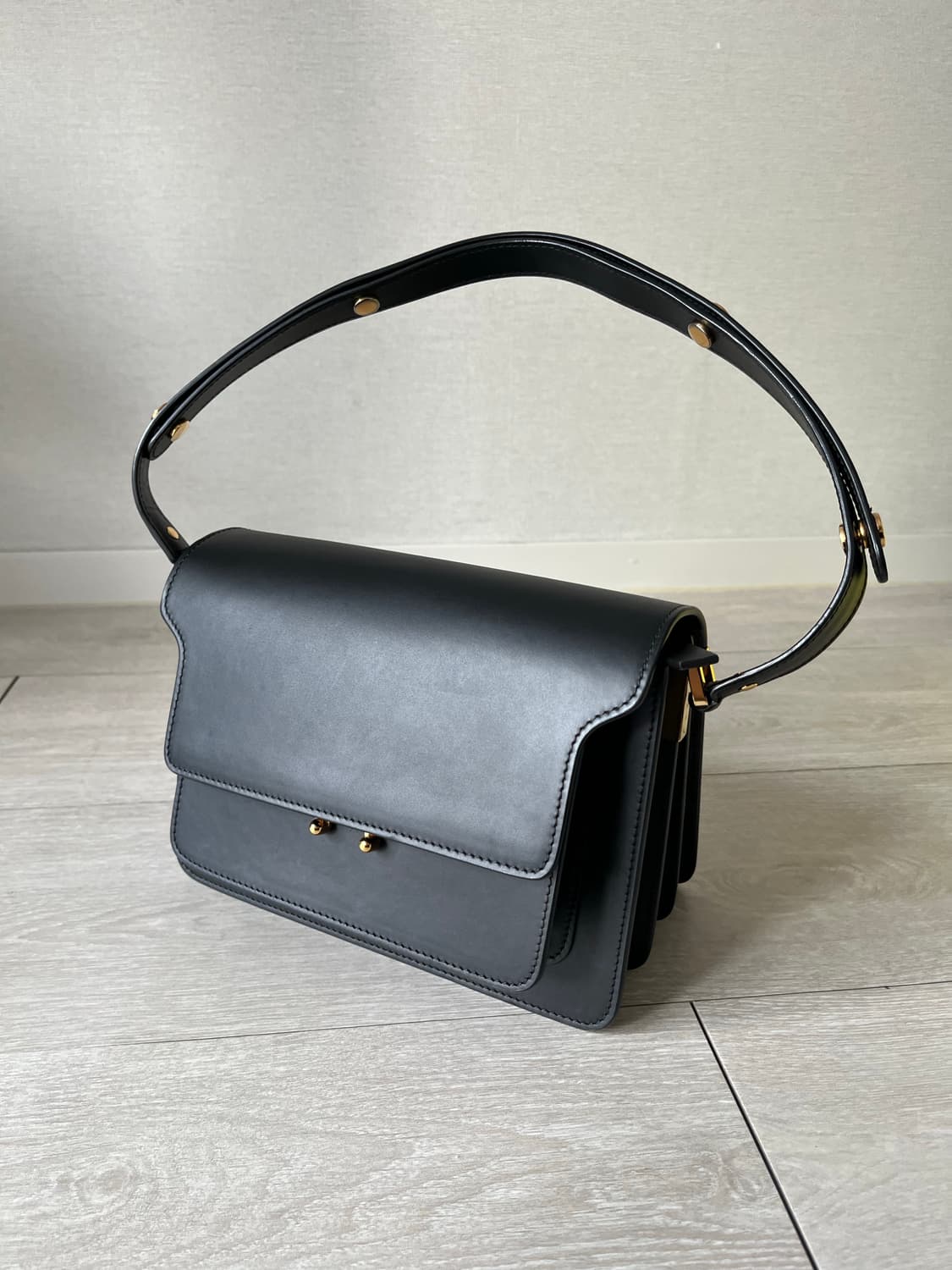 마르니 트렁크백 블랙 카프스킨 미디움 상품이미지3