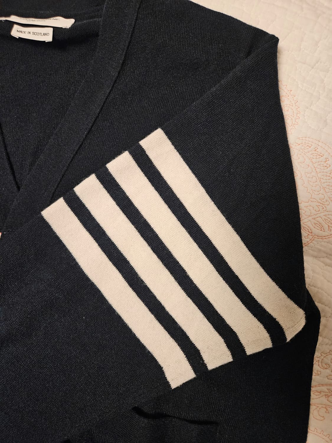 톰브라운 4선 캐시미어 가디건 네이비 색상 5사이즈 판매합니다! 상품이미지4