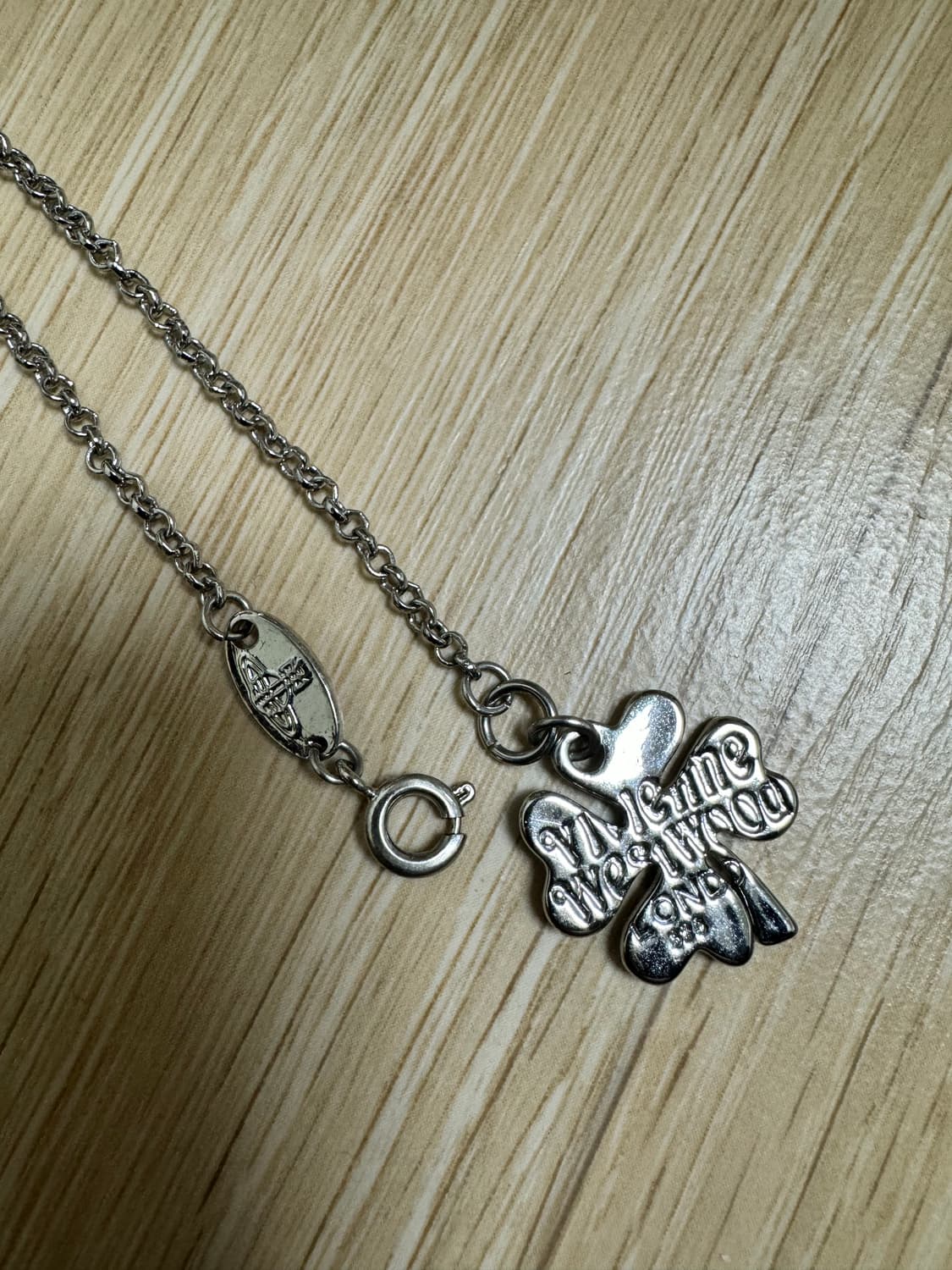 비비안웨스트우드 네잎클로버 팔찌 판매 상품이미지4