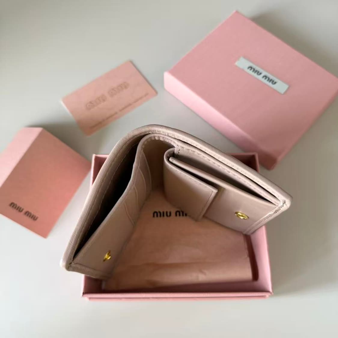 미우 미우 마테라쎄 나파 레더 카드 반지갑 알라바스터 상품이미지3