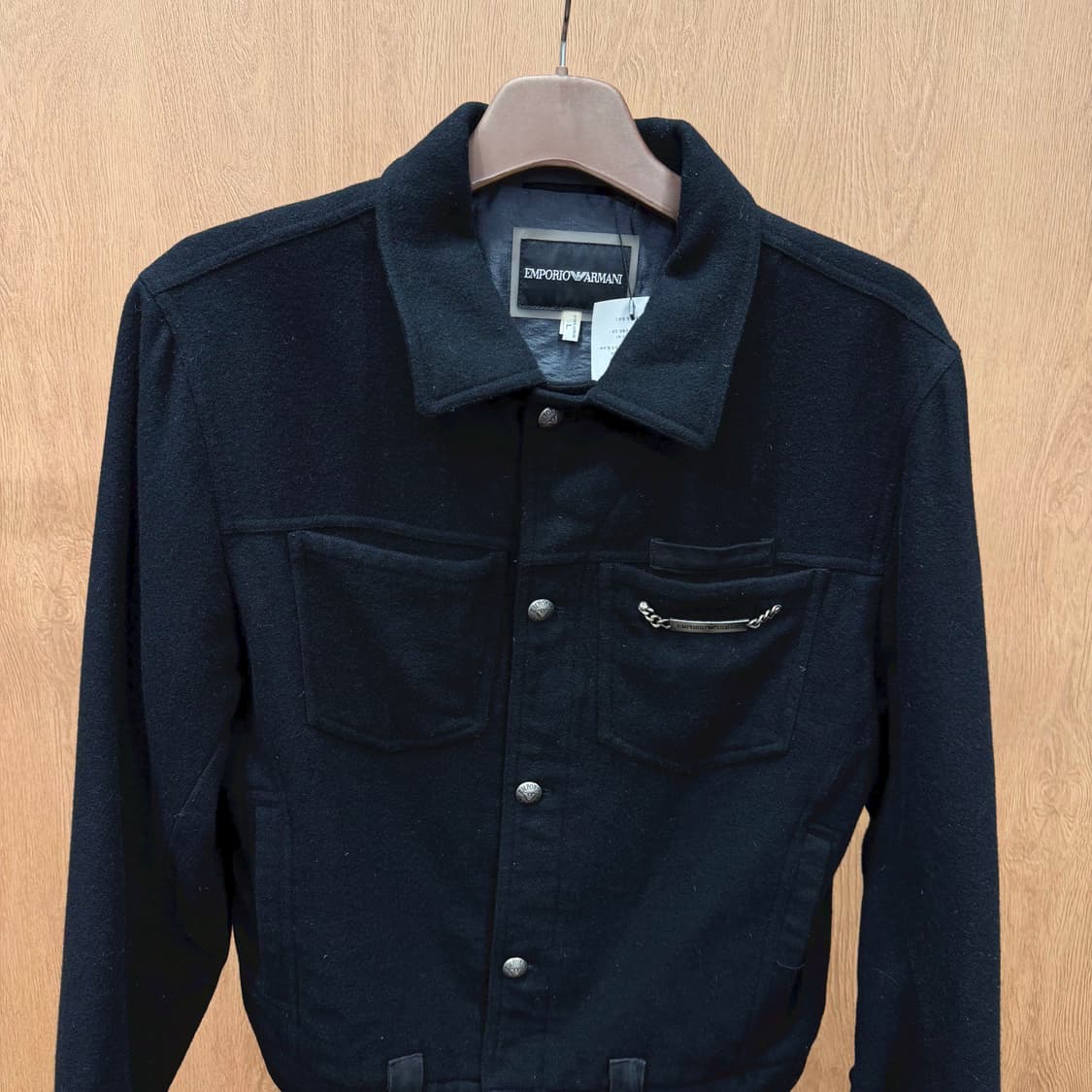엠포리오 아르마니 울 트러커 자켓 포켓 실버 체인 스냅 버튼 디테일 블랙 상품이미지4