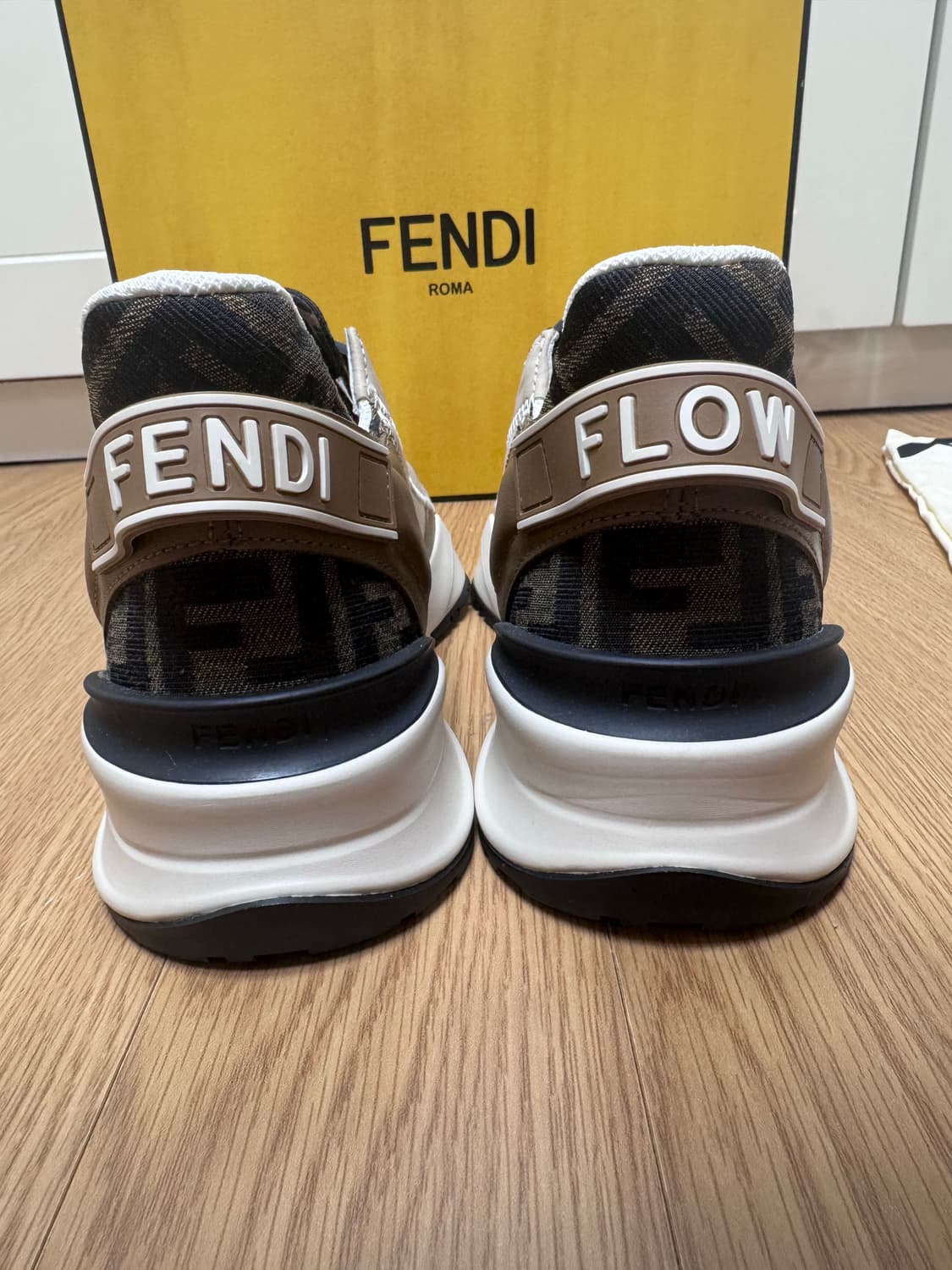 [새상품] 펜디 플로우 스니커즈 가죽 브라운 UK8.5 상품이미지5