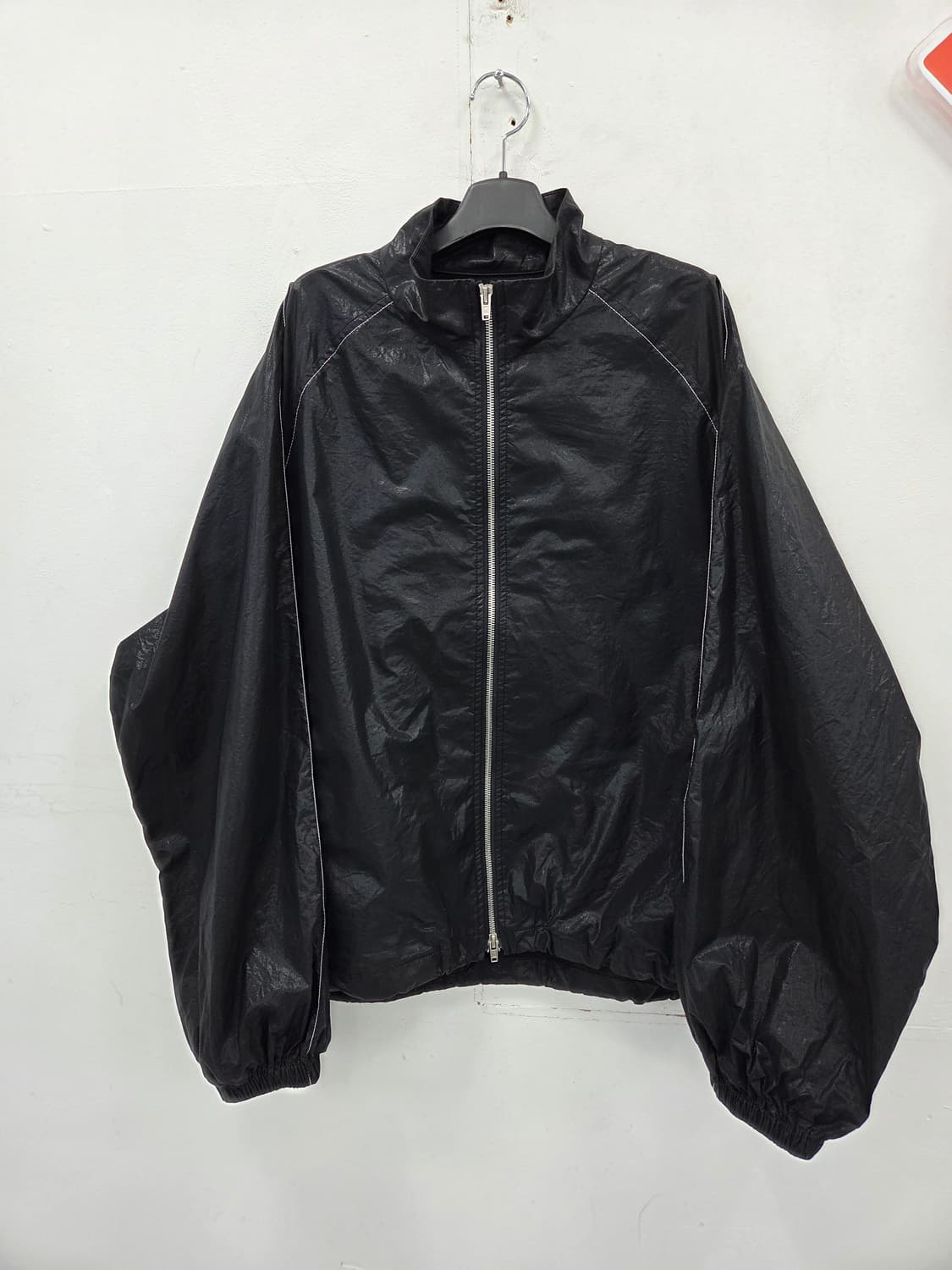 F 2024 마뗑킴 로고 코팅 바람막이 블랙 상품이미지2