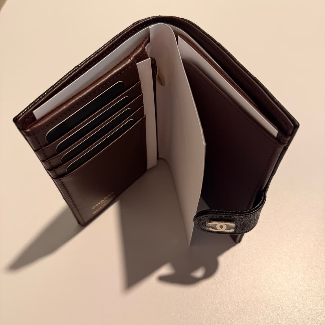 샤넬 골드 로고 클래식 캐비어 여권 카드 지갑 블랙 브라운 상품이미지3