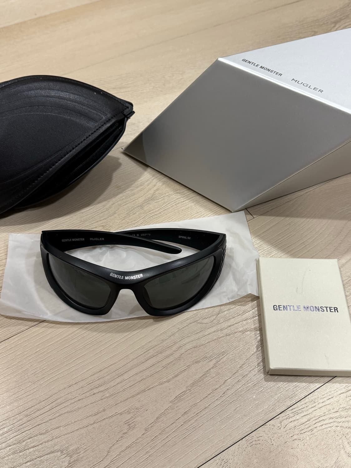 젠틀몬스터 뮈글러 선글라스 Spiral 02 M01 블랙 그레이 상품이미지2