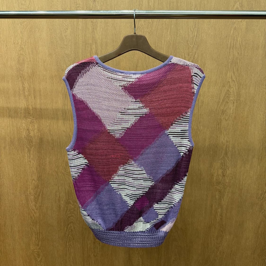 미쏘니 스포츠 라운드넥 니트 베스트 패치워크 자가드 텍스처 디테일 퍼플 상품이미지3