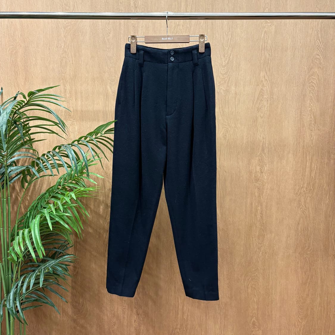 이세이미야케 하이 울 테이퍼드 팬츠 더블 버튼 투 핀턱 포켓 디테일 블랙 상품이미지1