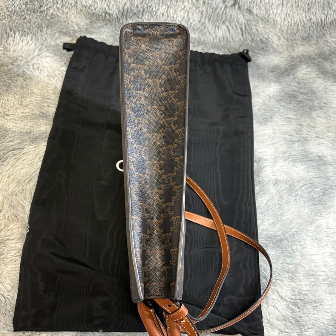 새상품급 셀린느 카바스백 스몰 블랙탄 상품이미지3